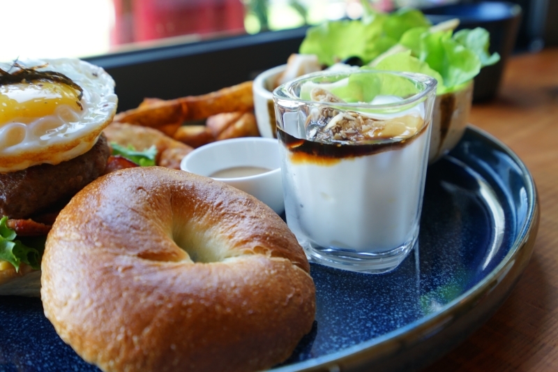 跳躍的宅男 - [花蓮早午餐]黑羽貝果-這間貝果外層像是法國麵包般酥脆!! 加上太陽蛋漢堡肉也太好吃了吧  花蓮美食推薦