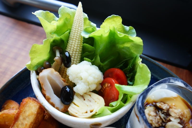 跳躍的宅男 - [花蓮早午餐]黑羽貝果-這間貝果外層像是法國麵包般酥脆!! 加上太陽蛋漢堡肉也太好吃了吧  花蓮美食推薦