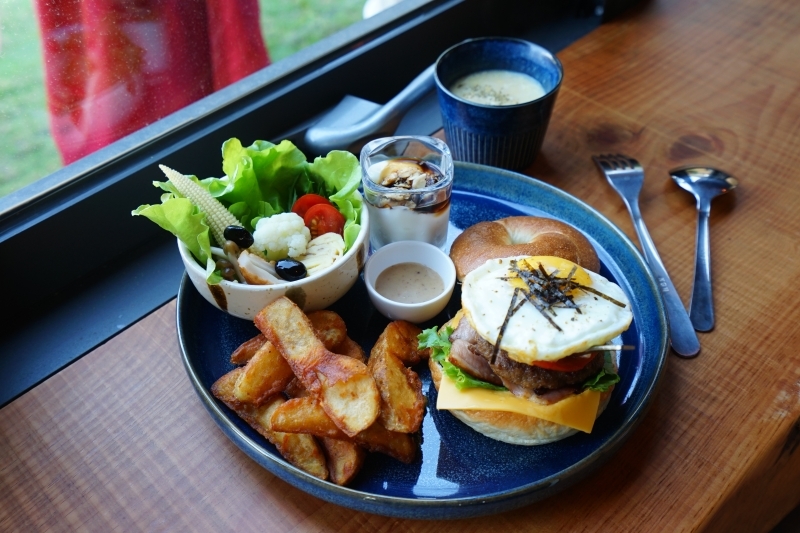 跳躍的宅男 - [花蓮早午餐]黑羽貝果-這間貝果外層像是法國麵包般酥脆!! 加上太陽蛋漢堡肉也太好吃了吧  花蓮美食推薦