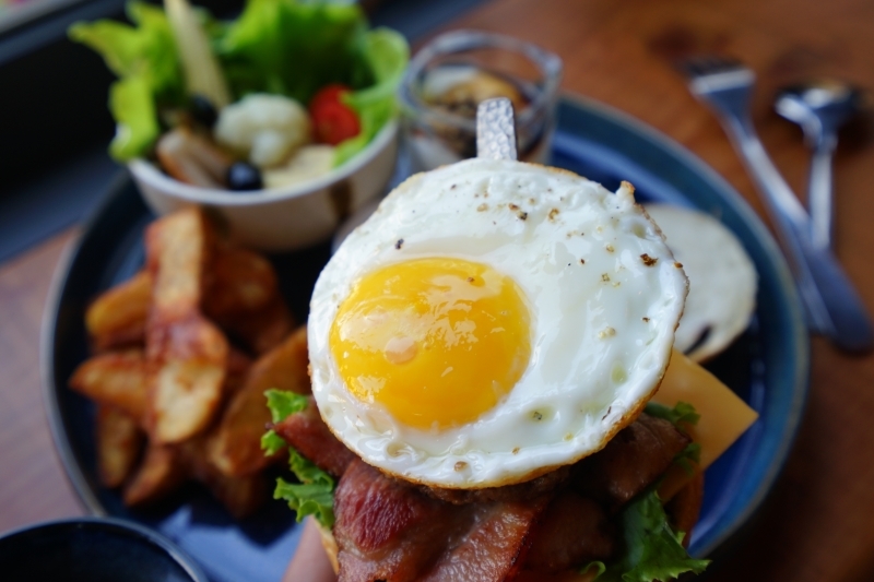 跳躍的宅男 - [花蓮早午餐]黑羽貝果-這間貝果外層像是法國麵包般酥脆!! 加上太陽蛋漢堡肉也太好吃了吧  花蓮美食推薦