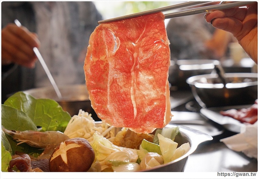 去年開幕的平價小火鍋,假日用餐人潮全滿,平日午餐只要138起還有飲料無限暢飲!!