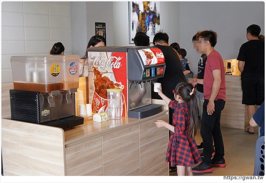 去年開幕的平價小火鍋,假日用餐人潮全滿,平日午餐只要138起還有飲料無限暢飲!!