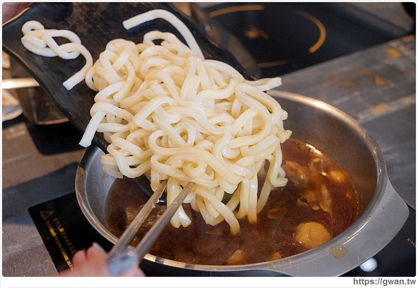 去年開幕的平價小火鍋,假日用餐人潮全滿,平日午餐只要138起還有飲料無限暢飲!!