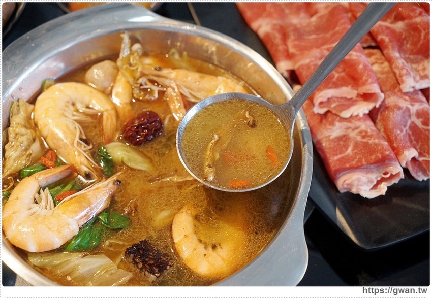 去年開幕的平價小火鍋,假日用餐人潮全滿,平日午餐只要138起還有飲料無限暢飲!!