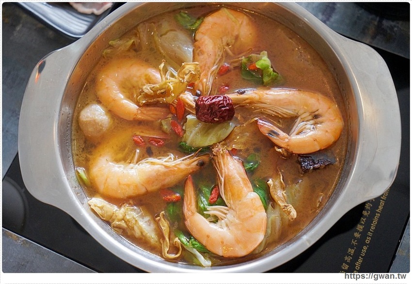 去年開幕的平價小火鍋,假日用餐人潮全滿,平日午餐只要138起還有飲料無限暢飲!!