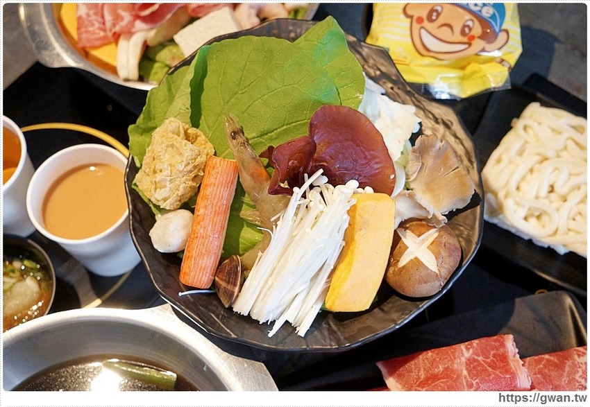 去年開幕的平價小火鍋,假日用餐人潮全滿,平日午餐只要138起還有飲料無限暢飲!!