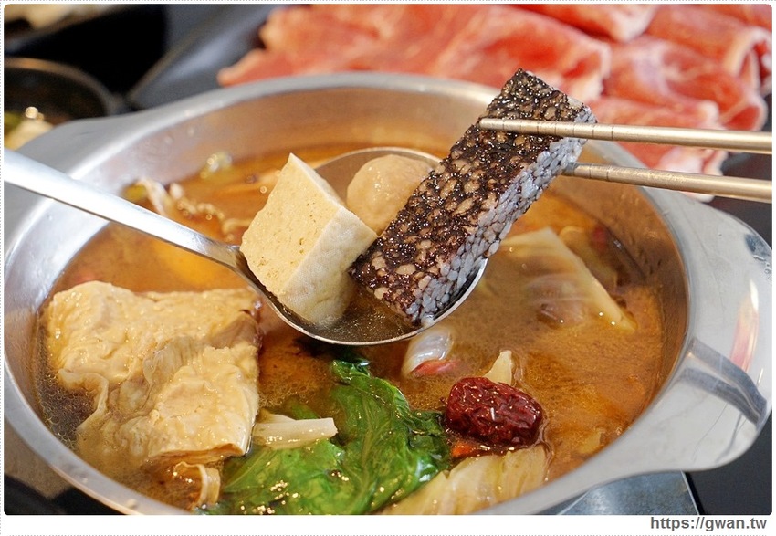 去年開幕的平價小火鍋,假日用餐人潮全滿,平日午餐只要138起還有飲料無限暢飲!!