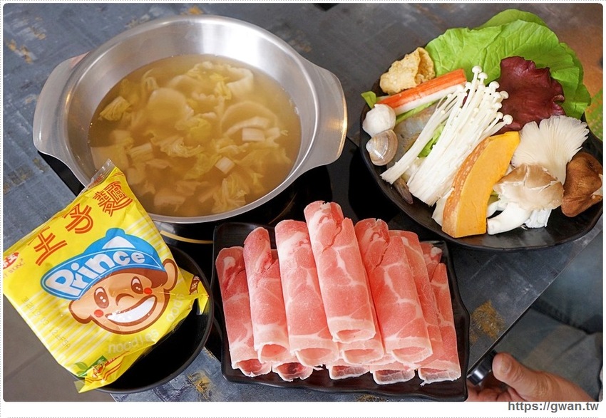 去年開幕的平價小火鍋,假日用餐人潮全滿,平日午餐只要138起還有飲料無限暢飲!!