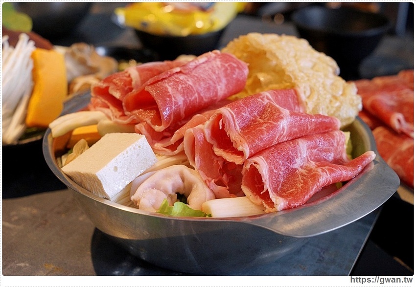 去年開幕的平價小火鍋,假日用餐人潮全滿,平日午餐只要138起還有飲料無限暢飲!!