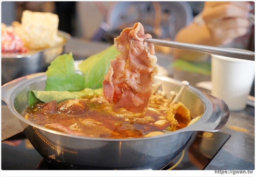 去年開幕的平價小火鍋,假日用餐人潮全滿,平日午餐只要138起還有飲料無限暢飲!!