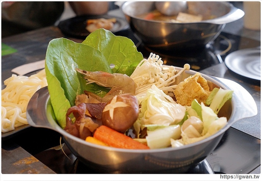 去年開幕的平價小火鍋,假日用餐人潮全滿,平日午餐只要138起還有飲料無限暢飲!!