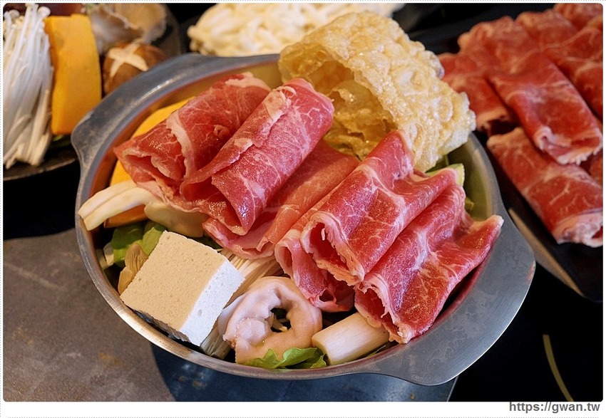 去年開幕的平價小火鍋,假日用餐人潮全滿,平日午餐只要138起還有飲料無限暢飲!!