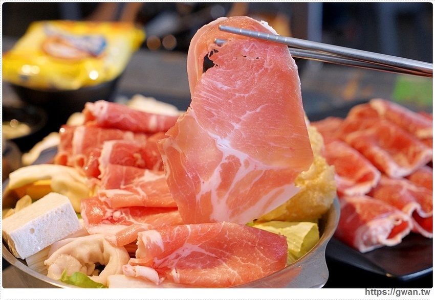 去年開幕的平價小火鍋,假日用餐人潮全滿,平日午餐只要138起還有飲料無限暢飲!!