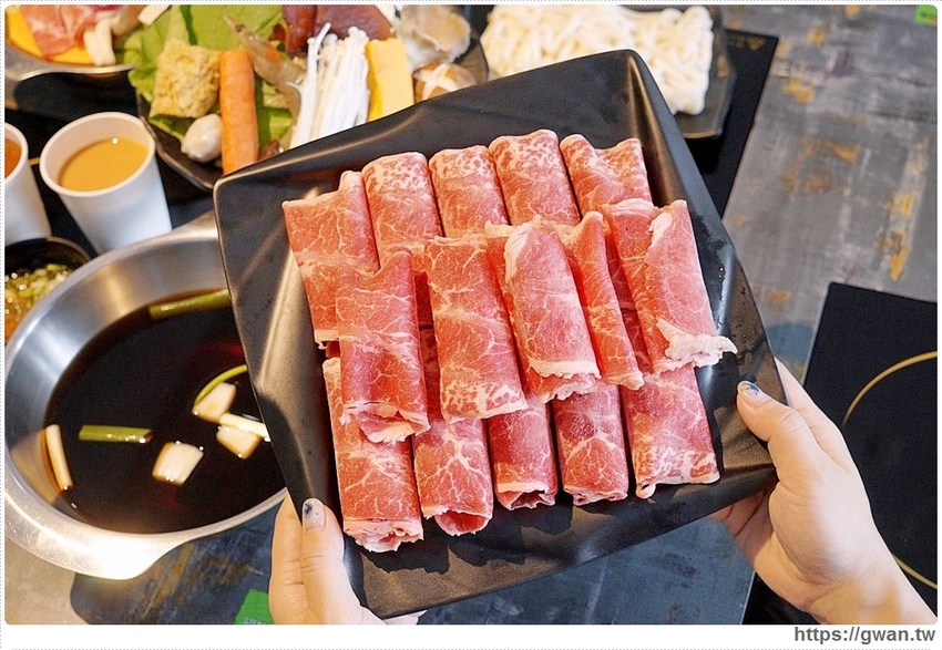 去年開幕的平價小火鍋,假日用餐人潮全滿,平日午餐只要138起還有飲料無限暢飲!!