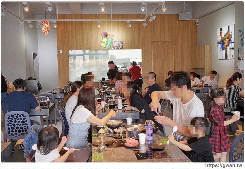 去年開幕的平價小火鍋,假日用餐人潮全滿,平日午餐只要138起還有飲料無限暢飲!!