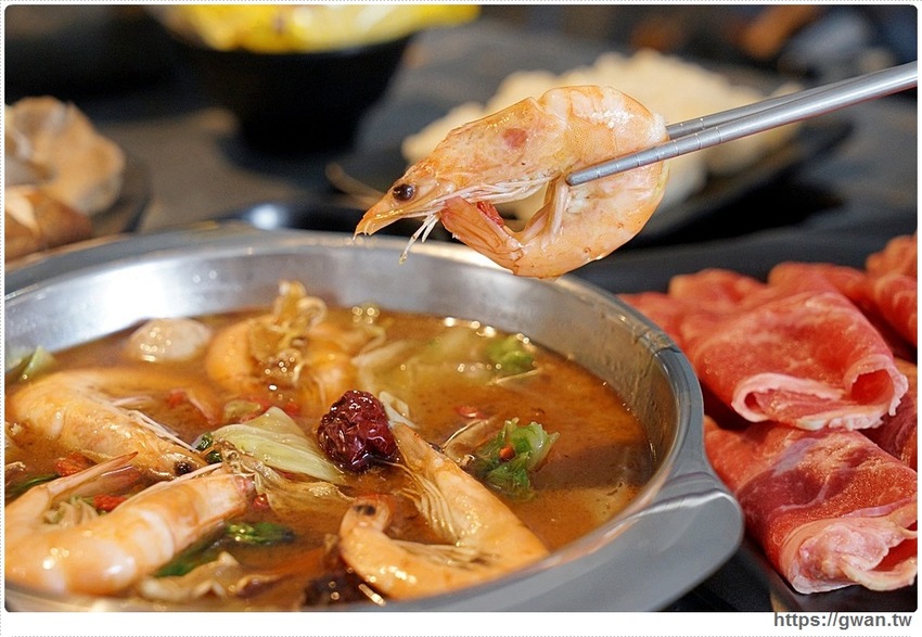 去年開幕的平價小火鍋,假日用餐人潮全滿,平日午餐只要138起還有飲料無限暢飲!!