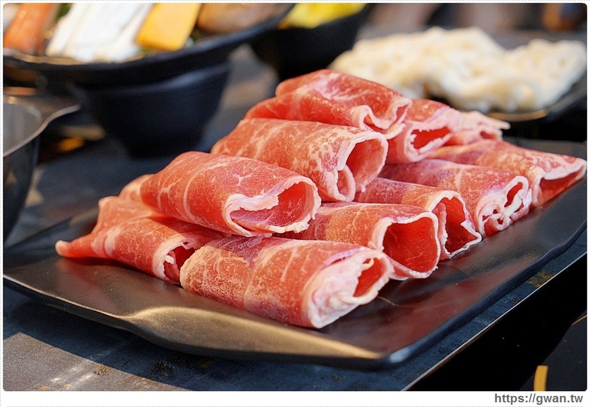 去年開幕的平價小火鍋,假日用餐人潮全滿,平日午餐只要138起還有飲料無限暢飲!!