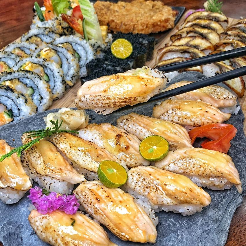 台南平價日式料理【小川壽司】炙燒鮭魚/鰻魚握壽司 6貫只要120元 !? 高CP值便宜又好吃 | 小白只饗ㄔ美食