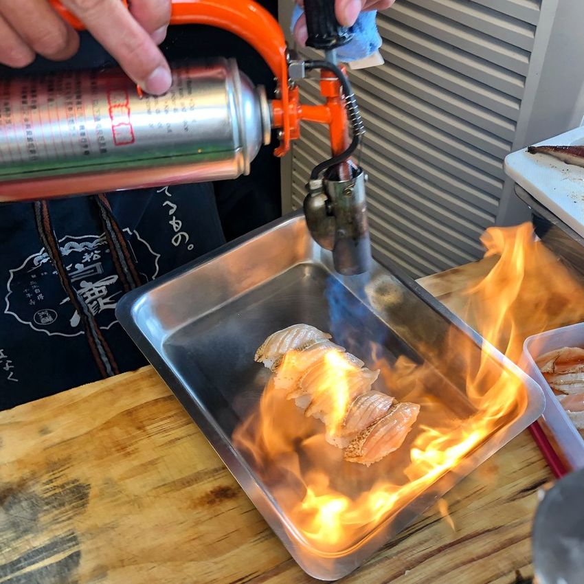 台南平價日式料理【小川壽司】炙燒鮭魚/鰻魚握壽司 6貫只要120元 !? 高CP值便宜又好吃 | 小白只饗ㄔ美食