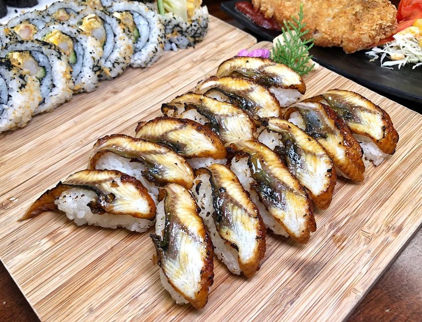 台南平價日式料理【小川壽司】炙燒鮭魚/鰻魚握壽司 6貫只要120元 !? 高CP值便宜又好吃 | 小白只饗ㄔ美食