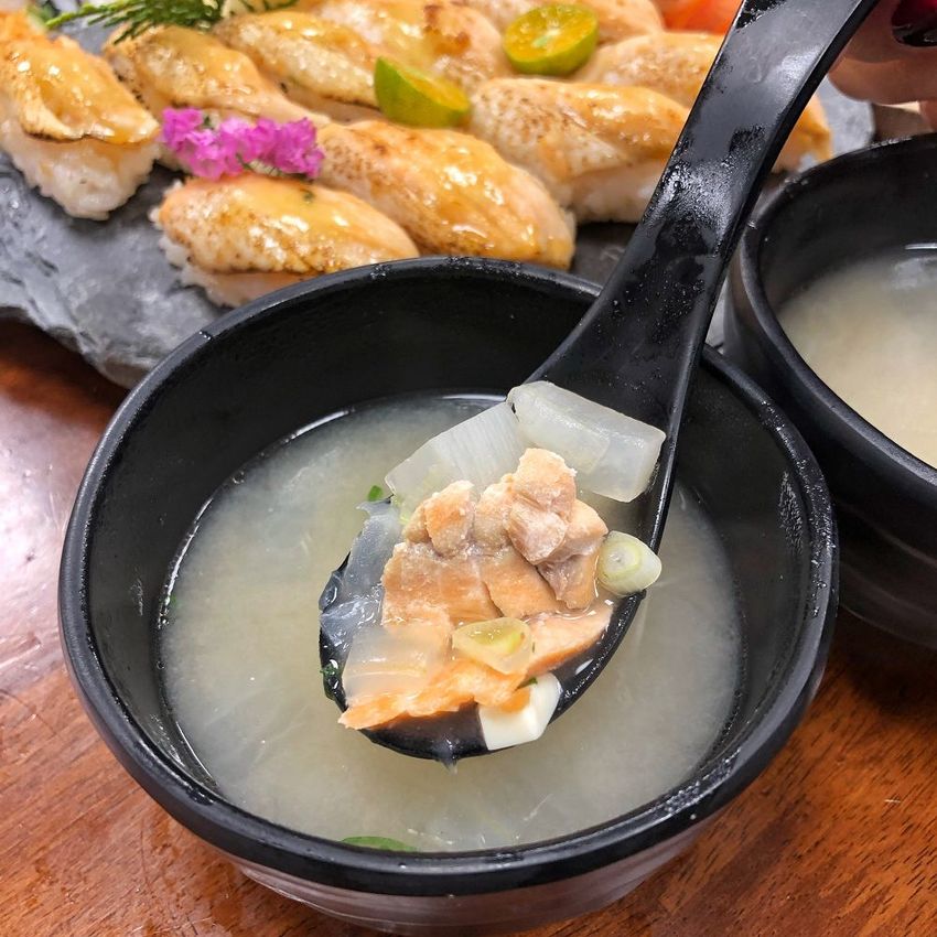 台南平價日式料理【小川壽司】炙燒鮭魚/鰻魚握壽司 6貫只要120元 !? 高CP值便宜又好吃 | 小白只饗ㄔ美食