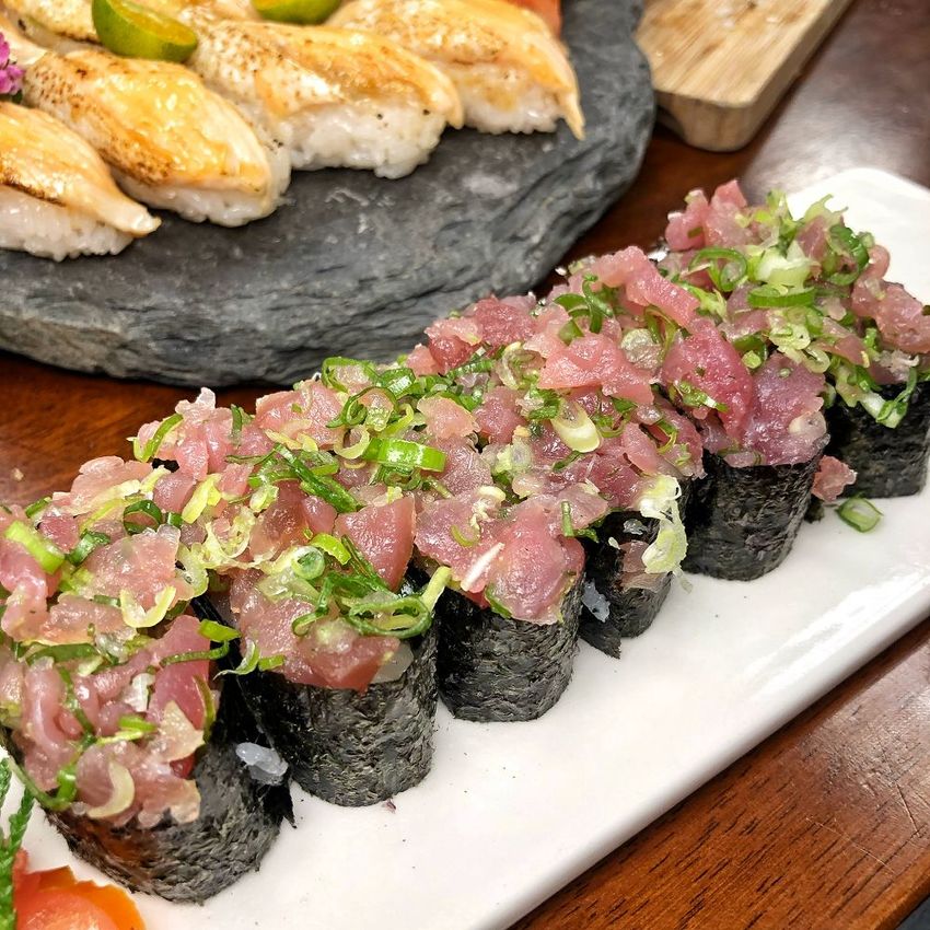 台南平價日式料理【小川壽司】炙燒鮭魚/鰻魚握壽司 6貫只要120元 !? 高CP值便宜又好吃 | 小白只饗ㄔ美食