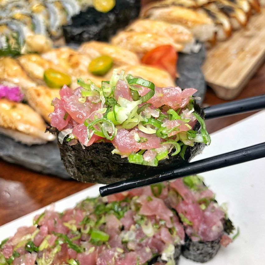 台南平價日式料理【小川壽司】炙燒鮭魚/鰻魚握壽司 6貫只要120元 !? 高CP值便宜又好吃 | 小白只饗ㄔ美食