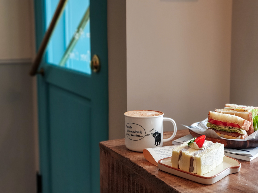 高雄美食||厚皮咖啡Hoping cafe-左營大路上的英式咖啡館,雙層芋頭蛋糕好吸睛||左營區、左營咖啡廳、不限時咖啡廳