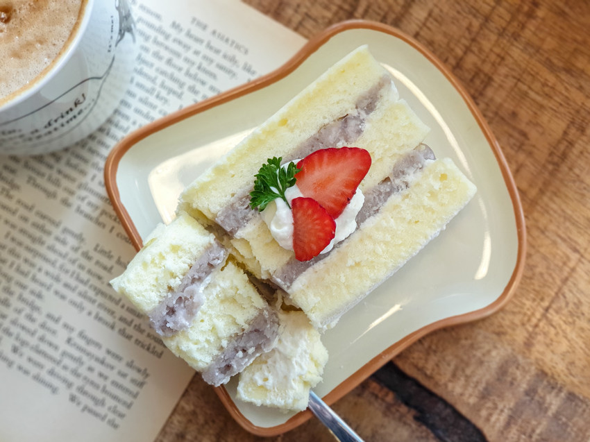 高雄美食||厚皮咖啡Hoping cafe-左營大路上的英式咖啡館,雙層芋頭蛋糕好吸睛||左營區、左營咖啡廳、不限時咖啡廳