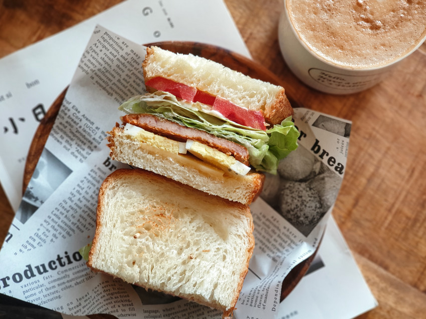 高雄美食||厚皮咖啡Hoping cafe-左營大路上的英式咖啡館,雙層芋頭蛋糕好吸睛||左營區、左營咖啡廳、不限時咖啡廳