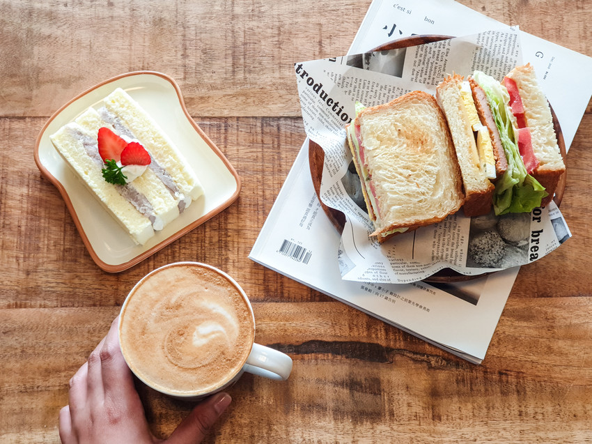 高雄美食||厚皮咖啡Hoping cafe-左營大路上的英式咖啡館,雙層芋頭蛋糕好吸睛||左營區、左營咖啡廳、不限時咖啡廳