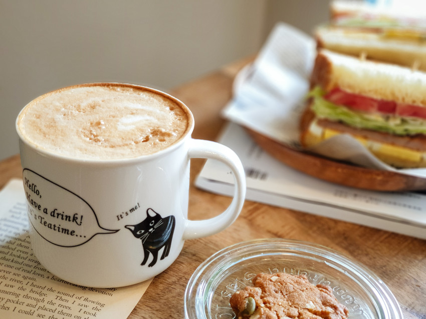 高雄美食||厚皮咖啡Hoping cafe-左營大路上的英式咖啡館,雙層芋頭蛋糕好吸睛||左營區、左營咖啡廳、不限時咖啡廳