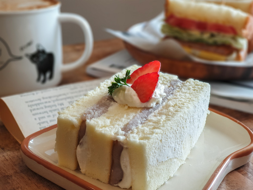 高雄美食||厚皮咖啡Hoping cafe-左營大路上的英式咖啡館,雙層芋頭蛋糕好吸睛||左營區、左營咖啡廳、不限時咖啡廳