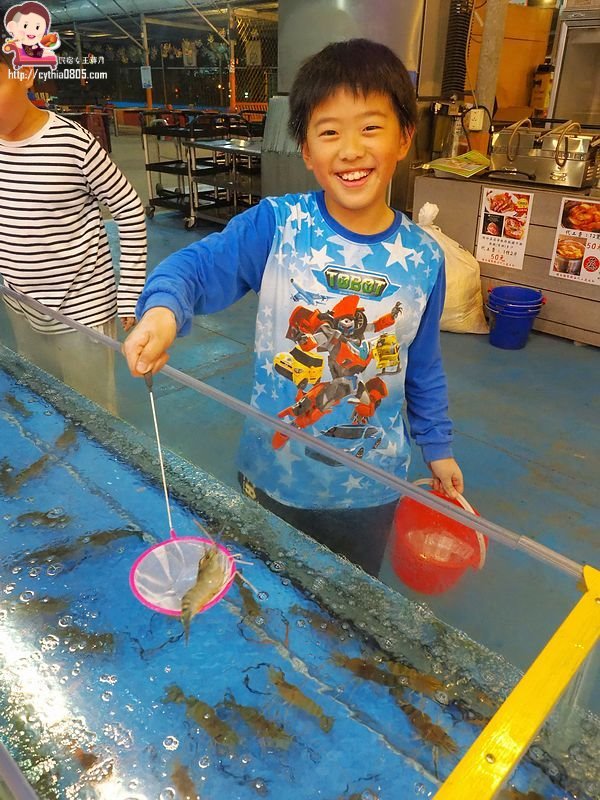 桃園八德美食-伍陽城市原創農場-超肥美泰國流水蝦吃到飽,還可以放生小孩消耗體力 @民宿女王芽月-美食.旅遊.全台趴趴走