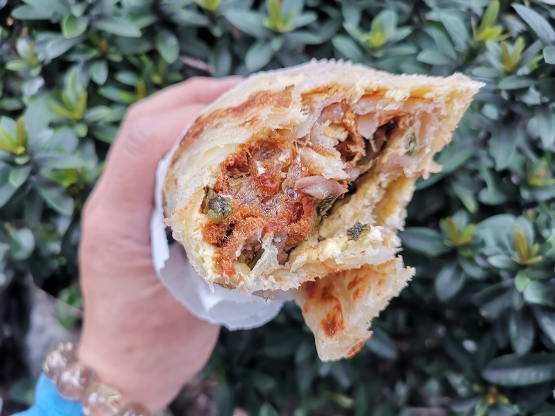 跳躍的宅男 - [台北忠孝敦化早餐]上順興香Q飯糰-這個隱藏版一定要吃!! 蔥油餅夾飯糰餡料好吃份量夠又不油  老闆態度超好!! 台北早餐推薦