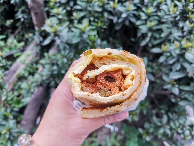 跳躍的宅男 - [台北忠孝敦化早餐]上順興香Q飯糰-這個隱藏版一定要吃!! 蔥油餅夾飯糰餡料好吃份量夠又不油  老闆態度超好!! 台北早餐推薦