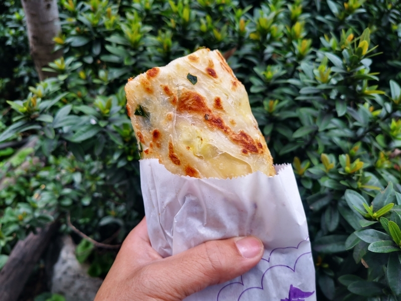 跳躍的宅男 - [台北忠孝敦化早餐]上順興香Q飯糰-這個隱藏版一定要吃!! 蔥油餅夾飯糰餡料好吃份量夠又不油  老闆態度超好!! 台北早餐推薦