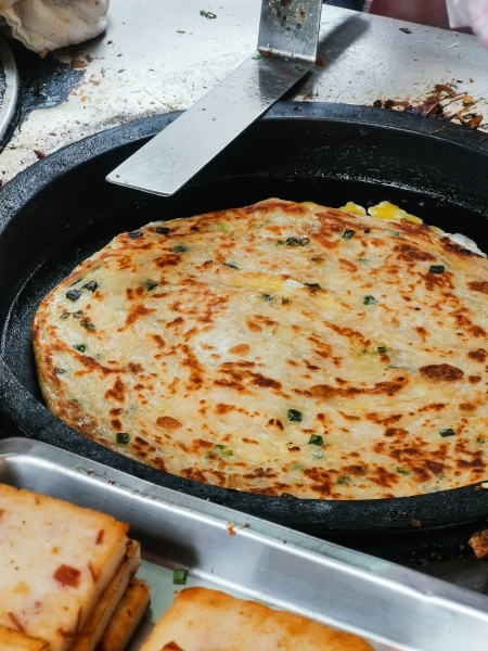 跳躍的宅男 - [台北忠孝敦化早餐]上順興香Q飯糰-這個隱藏版一定要吃!! 蔥油餅夾飯糰餡料好吃份量夠又不油  老闆態度超好!! 台北早餐推薦