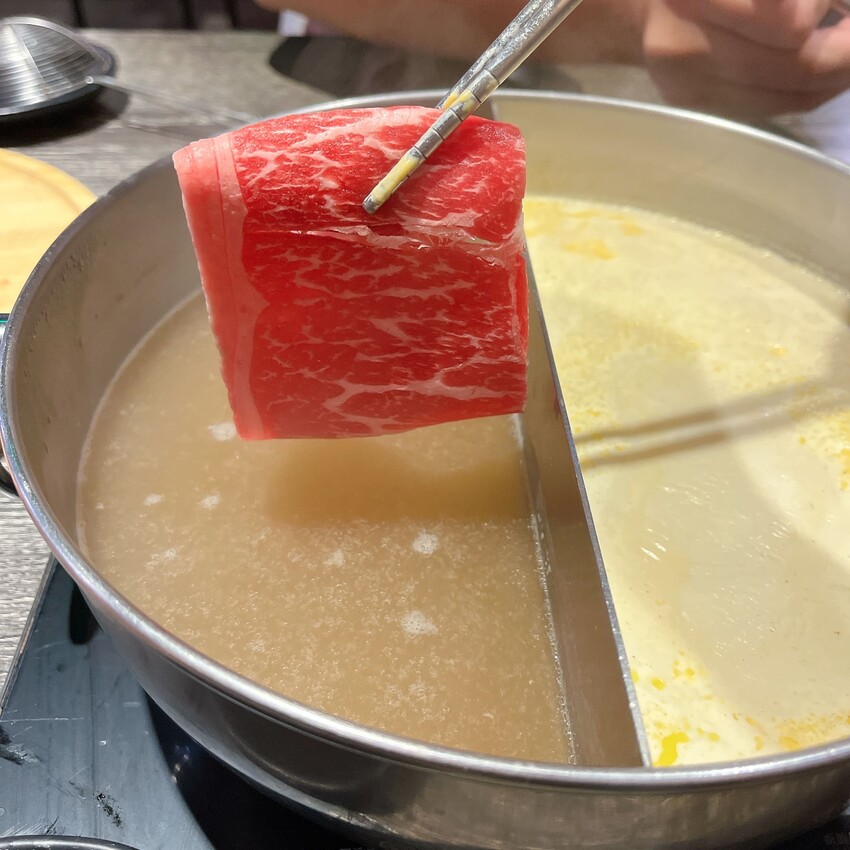 中原夜市火鍋推薦—上官木桶鍋 中壢加盟店，天然食材熬煮而成的湯頭怎麼喝都不會膩