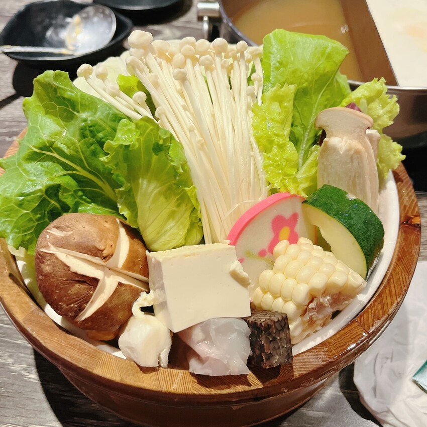 中原夜市火鍋推薦—上官木桶鍋 中壢加盟店，天然食材熬煮而成的湯頭怎麼喝都不會膩