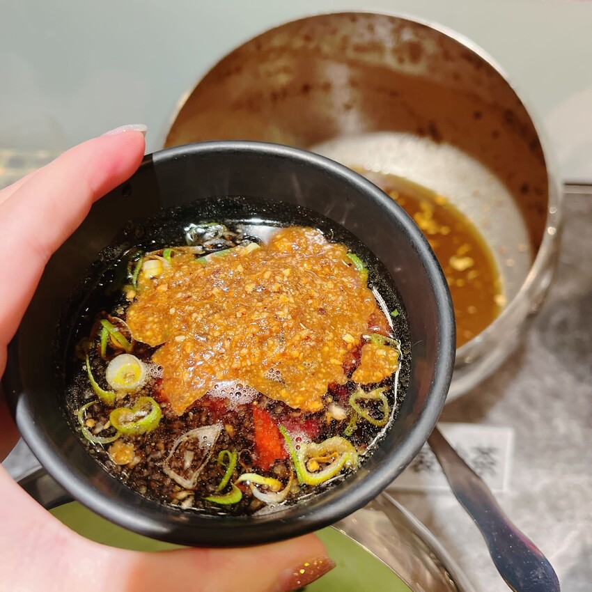 中原夜市火鍋推薦—上官木桶鍋 中壢加盟店，天然食材熬煮而成的湯頭怎麼喝都不會膩