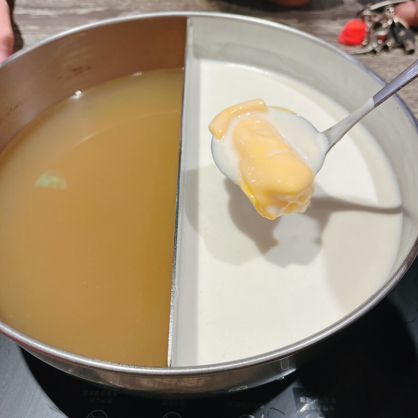 中原夜市火鍋推薦—上官木桶鍋 中壢加盟店，天然食材熬煮而成的湯頭怎麼喝都不會膩