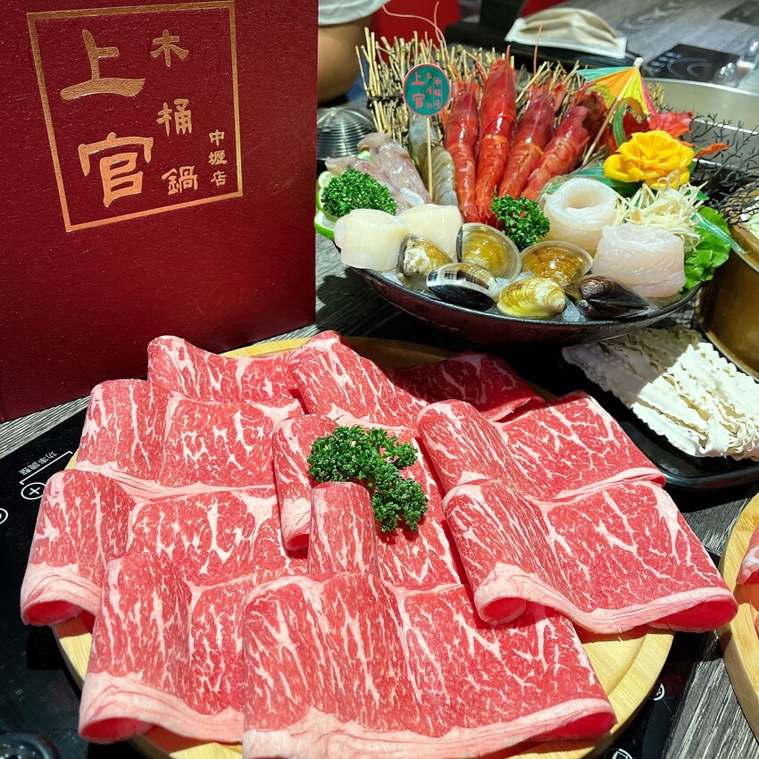 中原夜市火鍋推薦—上官木桶鍋 中壢加盟店，天然食材熬煮而成的湯頭怎麼喝都不會膩