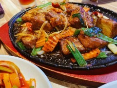 中原夜市火鍋推薦—上官木桶鍋 中壢加盟店，天然食材熬煮而成的湯頭怎麼喝都不會膩