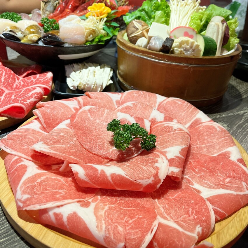 中原夜市火鍋推薦—上官木桶鍋 中壢加盟店，天然食材熬煮而成的湯頭怎麼喝都不會膩