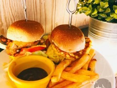 中原夜市火鍋推薦—上官木桶鍋 中壢加盟店，天然食材熬煮而成的湯頭怎麼喝都不會膩