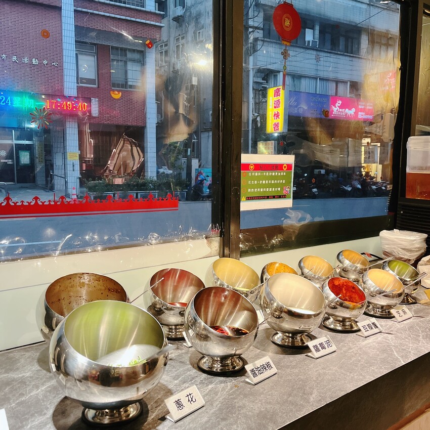 中原夜市火鍋推薦—上官木桶鍋 中壢加盟店，天然食材熬煮而成的湯頭怎麼喝都不會膩