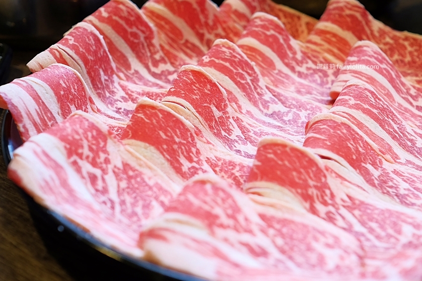 大份量肉盤最便宜只要300元,超高CP值平價涮涮鍋,免費甜點、還附飲料讓你無限喝到撐! @蹦啾♥謝蘿莉 La vie heureuse