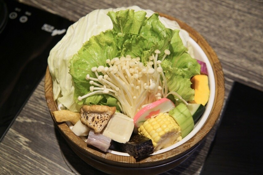 中壢火鍋推薦-上官木桶鍋|頂級海鮮與超好吃和牛霜降肉片,桃園必吃火鍋推薦!