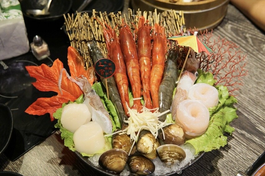 中壢火鍋推薦-上官木桶鍋|頂級海鮮與超好吃和牛霜降肉片,桃園必吃火鍋推薦!